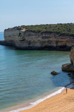 Portekiz 'deki Algarve' deki Porches 'da güzel Praia Nova.