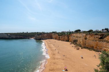 Portekiz 'deki Algarve' deki Porches 'da güzel Praia Nova.