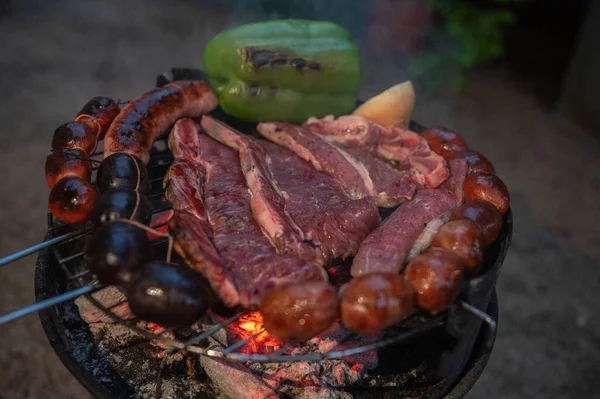 Typowe Urugwajskie Argentyńskie Asado Gotowane Ogniu Kawałki Mięsa Entrana Vacio — Zdjęcie stockowe