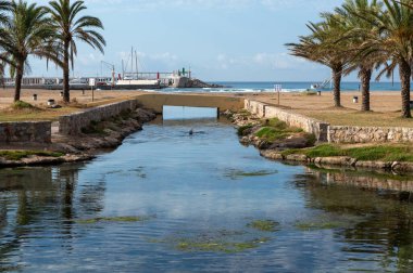 Koma Ruga, İspanya. 30 Haziran 2022. Tarragona, İspanya 'daki Comarruga plajındaki Riuet' teki kaplıcalardaki insanlar..