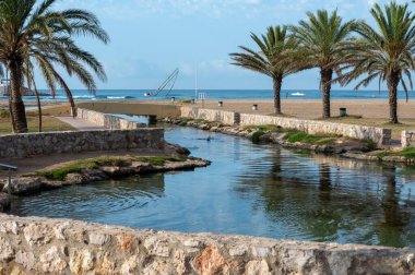 Koma Ruga, İspanya. 30 Haziran 2022. Tarragona, İspanya 'daki Comarruga plajındaki Riuet' teki kaplıcalardaki insanlar..