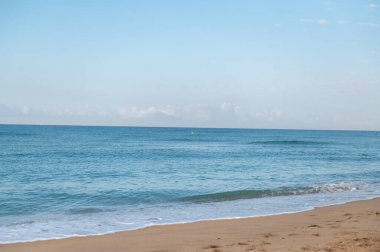 İspanya, Tarragona 'daki Coma Ruga plajında gün batımı.