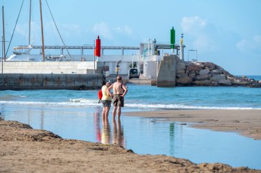Koma Ruga, İspanya. 30 Haziran 2022. Tarragona, İspanya 'daki Comarruga plajındaki Riuet' teki kaplıcalardaki insanlar..