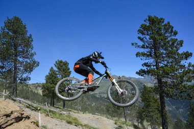 Vallnord, Andorra . 14 Temmuz 2022. UCI Dağ Bisiklet Dünya Kupası 2022 - 1. gün, La Massana 'da düzenlenen UCI Dağ Bisiklet Dünya Kupası Kadınlar Eğitimi sırasında Sürücü,
