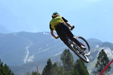 Vallnord, Andorra . 14 Temmuz 2022. UCI Dağ Bisiklet Dünya Kupası 2022 - 1. gün, La Massana 'da düzenlenen UCI Dağ Bisiklet Dünya Kupası Kadınlar Eğitimi sırasında Sürücü,