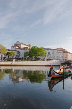 Aveiro, Portekiz. 12 Mayıs 2022. Portekiz, Aveiro kanalında geleneksel tekneler. Renkli Moliceiro de Aveiro tekne turları, büyüleyici kanalları izlemek için turistler arasında popülerdir. Aveiro, Portekiz.