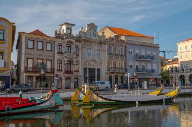 Aveiro, Portekiz. 12 Mayıs 2022. Portekiz, Aveiro kanalında geleneksel tekneler. Renkli Moliceiro de Aveiro tekne turları, büyüleyici kanalları izlemek için turistler arasında popülerdir. Aveiro, Portekiz.