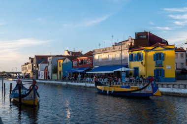 Aveiro, Portekiz. 12 Mayıs 2022. Portekiz, Aveiro kanalında geleneksel tekneler. Renkli Moliceiro de Aveiro tekne turları, büyüleyici kanalları izlemek için turistler arasında popülerdir. Aveiro, Portekiz.
