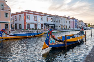 Aveiro, Portekiz. 12 Mayıs 2022. Portekiz, Aveiro kanalında geleneksel tekneler. Renkli Moliceiro de Aveiro tekne turları, büyüleyici kanalları izlemek için turistler arasında popülerdir. Aveiro, Portekiz.