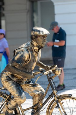 Aveiro, Portekiz. 12 Mayıs 2022. 2022 yazında Portekiz 'in Aveiro kentindeki insan heykeli.