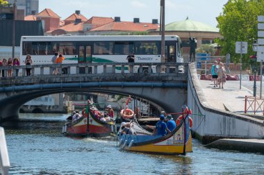 Aveiro, Portekiz. 12 Mayıs 2022. Portekiz, Aveiro kanalında geleneksel tekneler. Renkli Moliceiro de Aveiro tekne turları, büyüleyici kanalları izlemek için turistler arasında popülerdir. Aveiro, Portekiz.