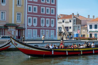 Aveiro, Portekiz. 12 Mayıs 2022. Portekiz, Aveiro kanalında geleneksel tekneler. Renkli Moliceiro de Aveiro tekne turları, büyüleyici kanalları izlemek için turistler arasında popülerdir. Aveiro, Portekiz.