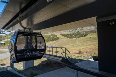 Ordino Arcalis, Andorra: 2022 July 22 : Gondola lift in the Ordino Arcalis by Grandvalira Pyrenees station in summer 2022.