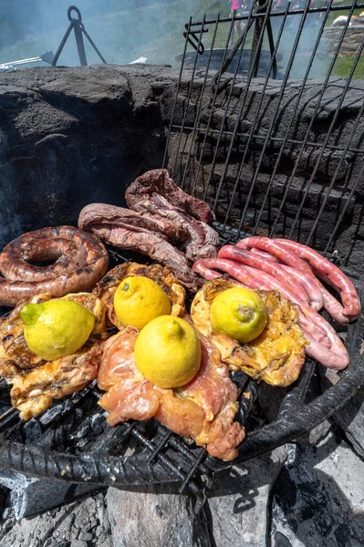 Assado Típico Uruguaio Argentino Cozido Chamas Cortes Carne Entrana Vacio — Fotografia de Stock