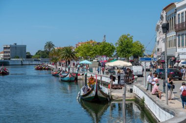 Aveiro, Portekiz. 12 Mayıs 2022. Portekiz, Aveiro kanalında geleneksel tekneler. Renkli Moliceiro de Aveiro tekne turları, büyüleyici kanalları izlemek için turistler arasında popülerdir. Aveiro, Portekiz.