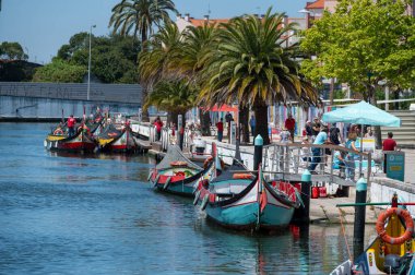 Aveiro, Portekiz. 12 Mayıs 2022. Portekiz, Aveiro kanalında geleneksel tekneler. Renkli Moliceiro de Aveiro tekne turları, büyüleyici kanalları izlemek için turistler arasında popülerdir. Aveiro, Portekiz.