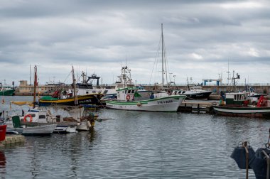 Cambrils, İspanya: 10 Eylül 2022: 2022 yazında Cambril limanındaki tekneler.