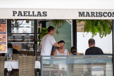 Cambrils, İspanya: 10 Eylül 2022: 2022 yazında Katalonya 'nın Cambrils kentinde yaz sonu panorama.