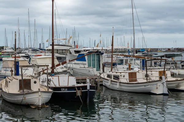 スペインのカンブリルス 2022年9月10日 2022年夏のカンブリル港のドックのボート — ストック写真