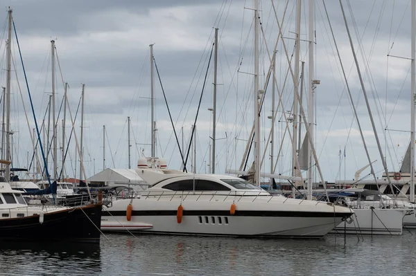 スペインのカンブリルス 2022年9月10日 2022年夏のカンブリル港のドックのボート — ストック写真