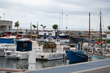 Cambrils, İspanya: 10 Eylül 2022: 2022 yazında Cambril limanındaki tekneler.