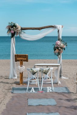 İspanya 'da Tarragona sahilinde düğün sunağı.