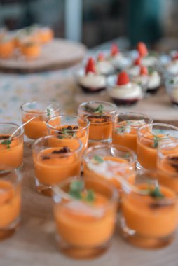 İspanya 'da Tarragona sahilinde camdan yapılmış bir düğün büfesi..