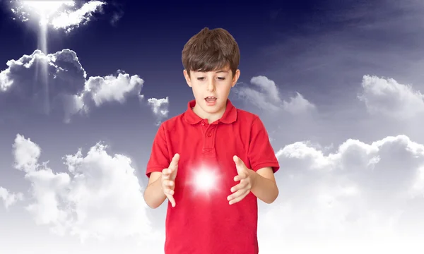 O menino descobre o sol em suas mãos — Fotografia de Stock