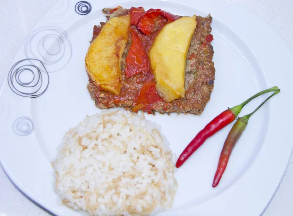 Deliciosa carne e arroz pilaf no prato — Fotografia de Stock