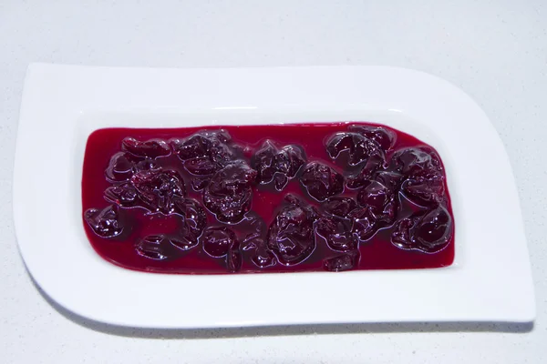 Смачний вишневий джем у посуді — стокове фото
