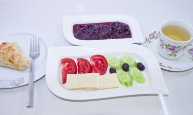 lezzetli kahvaltı tabağına domates ile