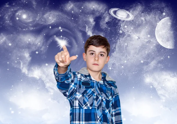 De jongen raakt aan de ruimte — Stockfoto