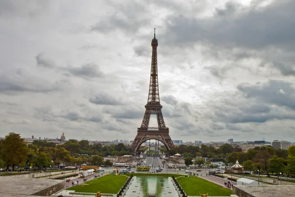 Scéna Eiffelova věž v Paříži, Francie — Stock fotografie