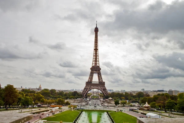 Scéna v Eiffelova věž Paříž, Francie — Stock fotografie