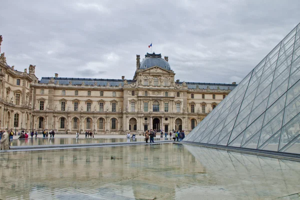 ルーヴル美術館、パリのシーン フランス — ストック写真