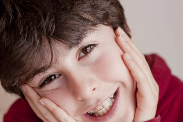 Adolescente feliz com aparelho — Fotografia de Stock