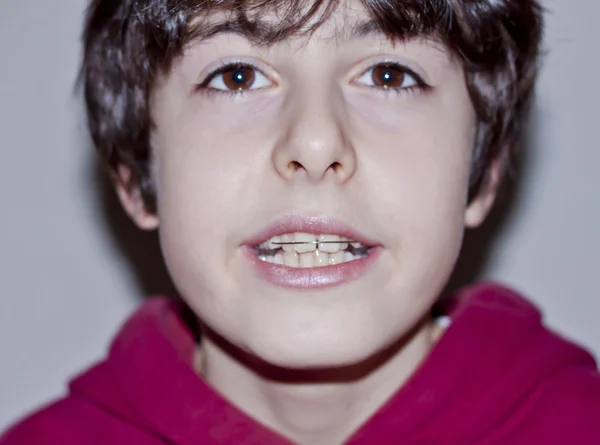 Adolescente feliz con frenos —  Fotos de Stock