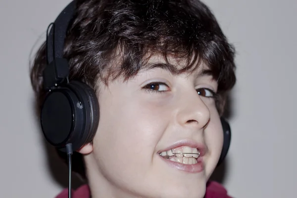 Lycklig tonåring med hängslen lyssna musik — Stockfoto