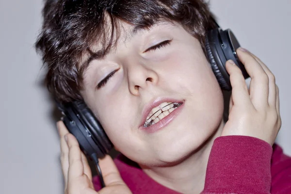 Szczęśliwy nastolatka z nawiasami klamrowymi słuchać muzyki — Zdjęcie stockowe