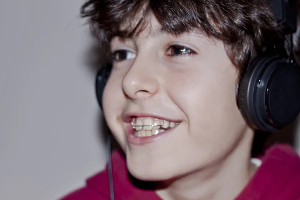 Szczęśliwy nastolatka z nawiasami klamrowymi słuchać muzyki — Zdjęcie stockowe