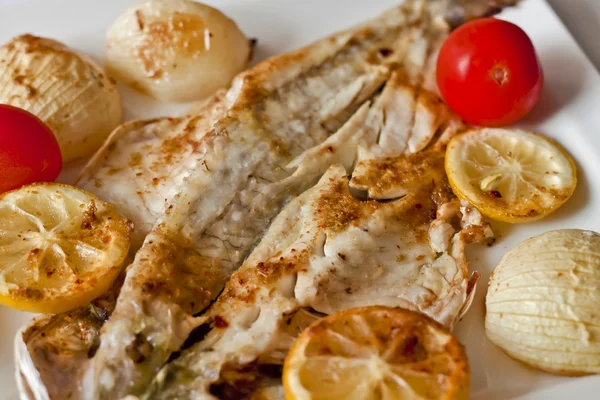 Delicioso pescado a la parrilla — Foto de Stock