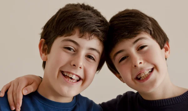 Diş teli ile mutlu gençler — Stok fotoğraf