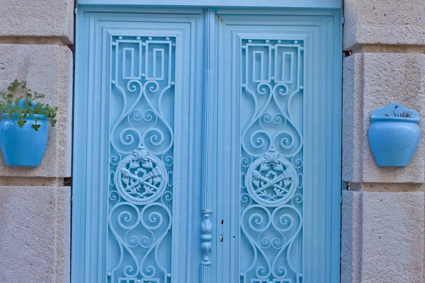Drewniane drzwi budynku. — Zdjęcie stockowe