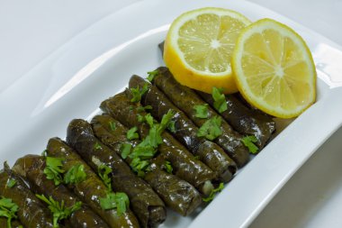 Yemek, pilav ve limon ile sarma