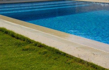 Bir tatil köyündeki güzel yüzme havuzu manzarası