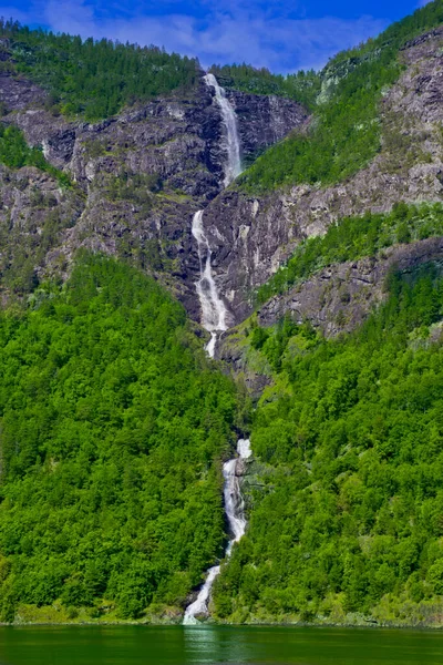 Schöner Wasserfall Den Bergen Norwegen — Stockfoto