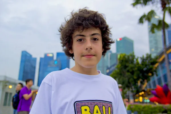 Menino Bonito Olhando Para Câmera Singapore — Fotografia de Stock