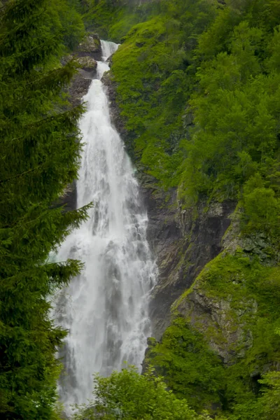 Bella Cascata Montagna Norvegia — Foto Stock