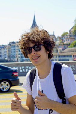 Zürih 'te güneş gözlüklü yakışıklı bir çocuk, İsviçre.