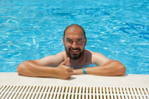 Knappe Man Rustend Het Zwembad — Stockfoto